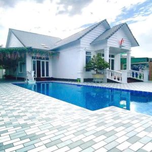 BÁN CĂN BIỆT THỰ CÓ HỒ BƠI TUYỆT ĐEP ĐƯỜNG NHỰA VIEW SÔNG MÁT MẺ LÝ TƯỞNG ÔTÔ VI VU GIÁP PHƯỜNG 4 TP VĨNH LONG