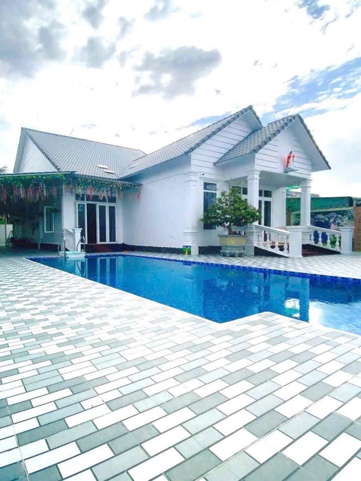 BÁN CĂN BIỆT THỰ CÓ HỒ BƠI TUYỆT ĐEP ĐƯỜNG NHỰA VIEW SÔNG MÁT MẺ LÝ TƯỞNG ÔTÔ VI VU GIÁP PHƯỜNG 4 TP VĨNH LONG